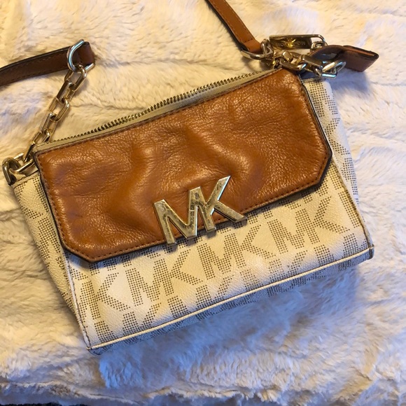 Michael Kors Crossbody B11 - Picture 1 of 8
